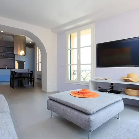 Pure & Chic 2beds/2baths In Centre! *