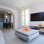 Pure & Chic 2beds/2baths In Centre! *