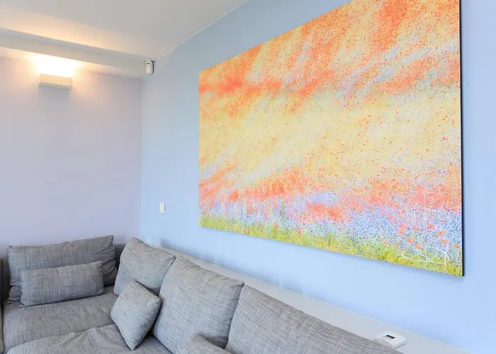 Pure & Chic 2beds/2baths In Centre!