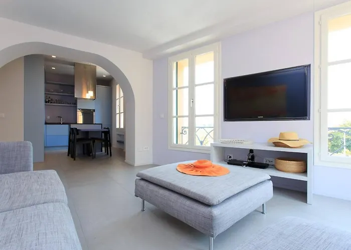 Pure & Chic 2beds/2baths In Centre! *