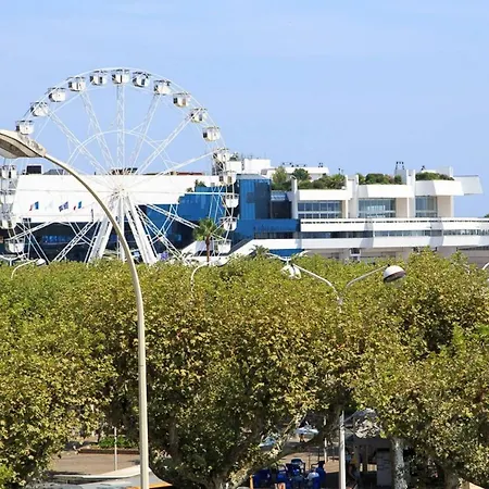 Pure & Chic 2beds/2baths In Centre!