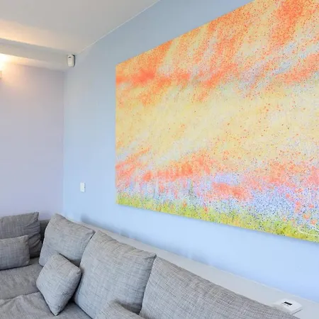 Pure & Chic 2beds/2baths In Centre!