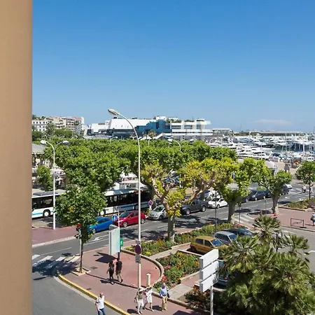 Pure & Chic 2beds/2baths In Centre!